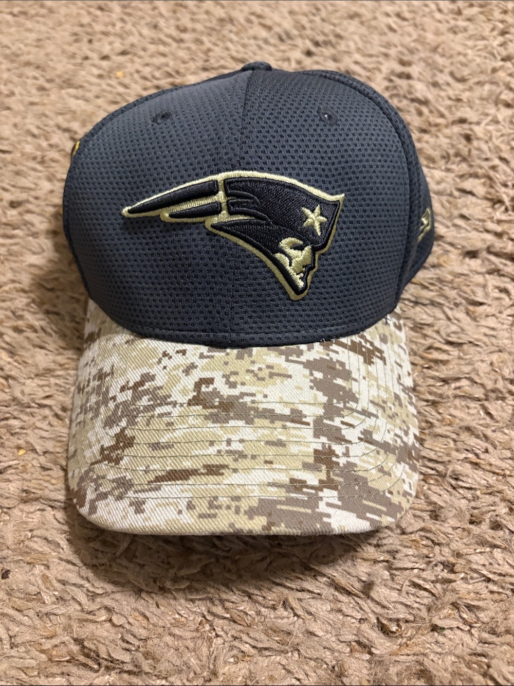 New England Patriots dark Gray & Camo Stretch-Fit Cap. Size medium large